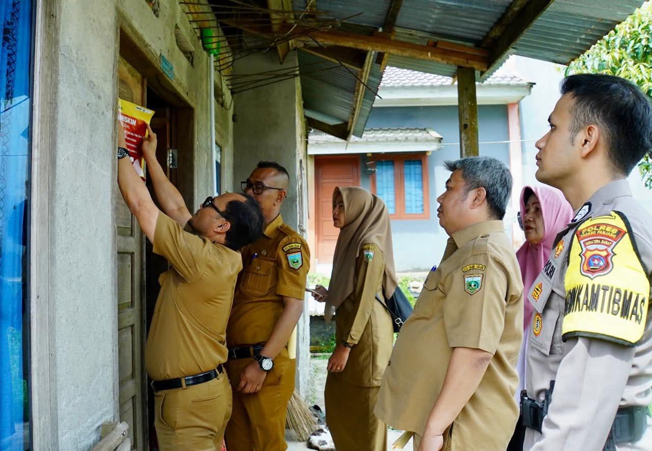 Pemasangan stiker rumah keluarga miskin di kota Padang Panjang.